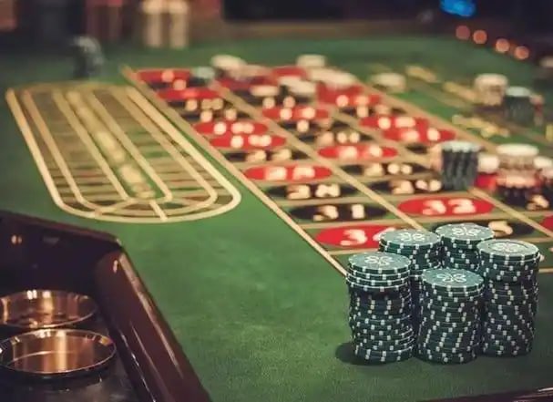 Suasana seru bermain bingo online maka77 dengan antarmuka kartu digital di layar ponsel